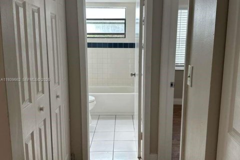 Condo in Miramar, Florida, 3 bedrooms  № 1997017 - photo 17