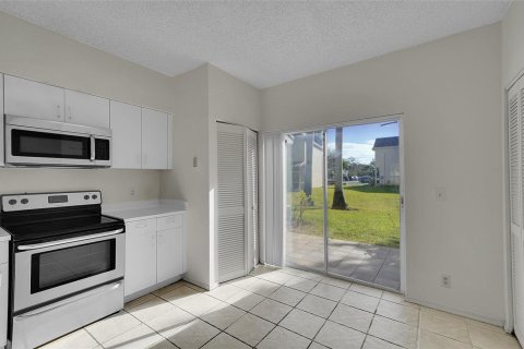 Townhouse in Weston, Florida 2 bedrooms, 103.12 sq.m. № 2400022 - photo 11