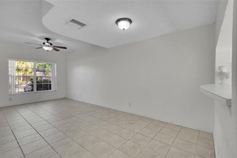 Townhouse in Weston, Florida 2 bedrooms, 103.12 sq.m. № 2400022 - photo 8