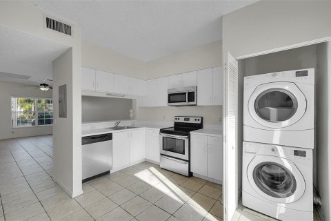 Townhouse in Weston, Florida 2 bedrooms, 103.12 sq.m. № 2400022 - photo 12
