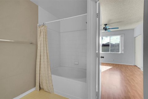 Townhouse in Weston, Florida 2 bedrooms, 103.12 sq.m. № 2400022 - photo 20