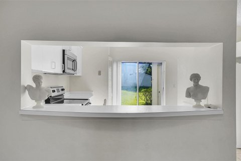 Townhouse in Weston, Florida 2 bedrooms, 103.12 sq.m. № 2400022 - photo 10