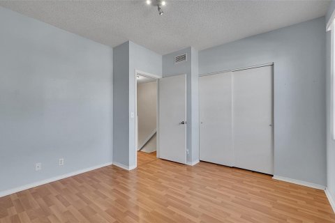 Townhouse in Weston, Florida 2 bedrooms, 103.12 sq.m. № 2400022 - photo 17