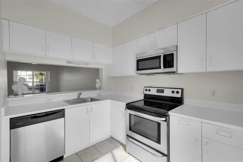 Townhouse in Weston, Florida 2 bedrooms, 103.12 sq.m. № 2400022 - photo 13
