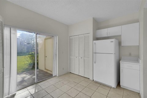 Townhouse in Weston, Florida 2 bedrooms, 103.12 sq.m. № 2400022 - photo 14