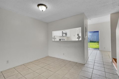 Townhouse in Weston, Florida 2 bedrooms, 103.12 sq.m. № 2400022 - photo 7