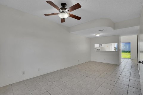 Townhouse in Weston, Florida 2 bedrooms, 103.12 sq.m. № 2400022 - photo 4