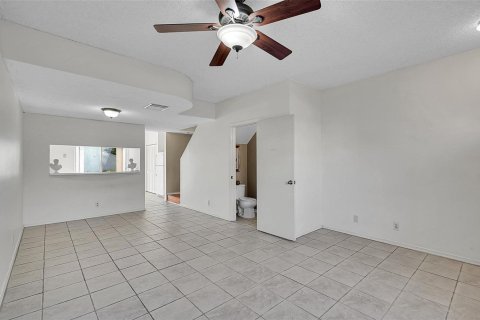 Townhouse in Weston, Florida 2 bedrooms, 103.12 sq.m. № 2400022 - photo 5