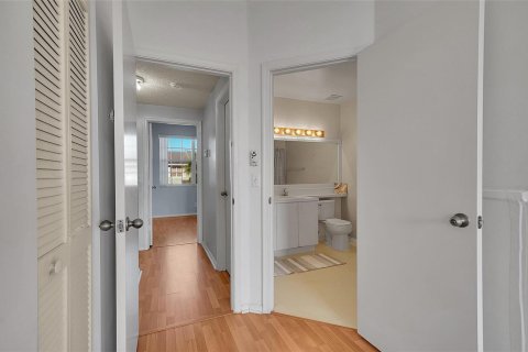 Townhouse in Weston, Florida 2 bedrooms, 103.12 sq.m. № 2400022 - photo 24