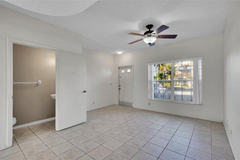 Townhouse in Weston, Florida 2 bedrooms, 103.12 sq.m. № 2400022 - photo 6