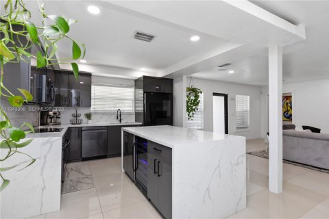 House in Miami, Florida 3 bedrooms, 172.89 sq.m. № 2268556 - photo 5