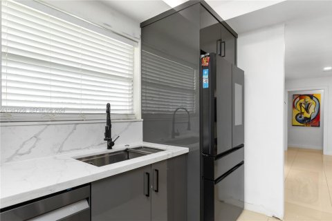 House in Miami, Florida 3 bedrooms, 172.89 sq.m. № 2268556 - photo 6