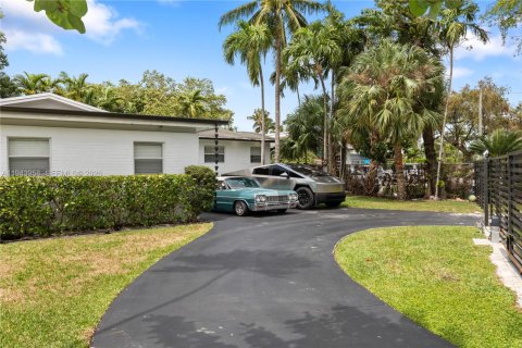 House in Miami, Florida 3 bedrooms, 172.89 sq.m. № 2268556 - photo 2