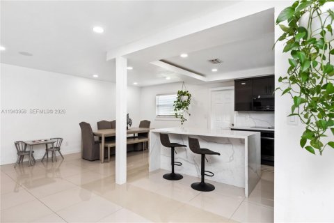 House in Miami, Florida 3 bedrooms, 172.89 sq.m. № 2268556 - photo 8