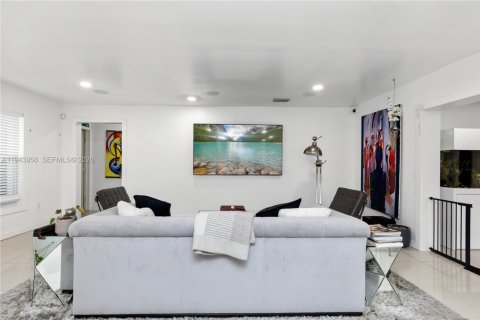 House in Miami, Florida 3 bedrooms, 172.89 sq.m. № 2268556 - photo 9