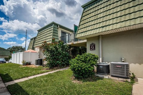 Copropriété à vendre à Clearwater, Floride: 2 chambres, 75.53 m2 № 1681835 - photo 1