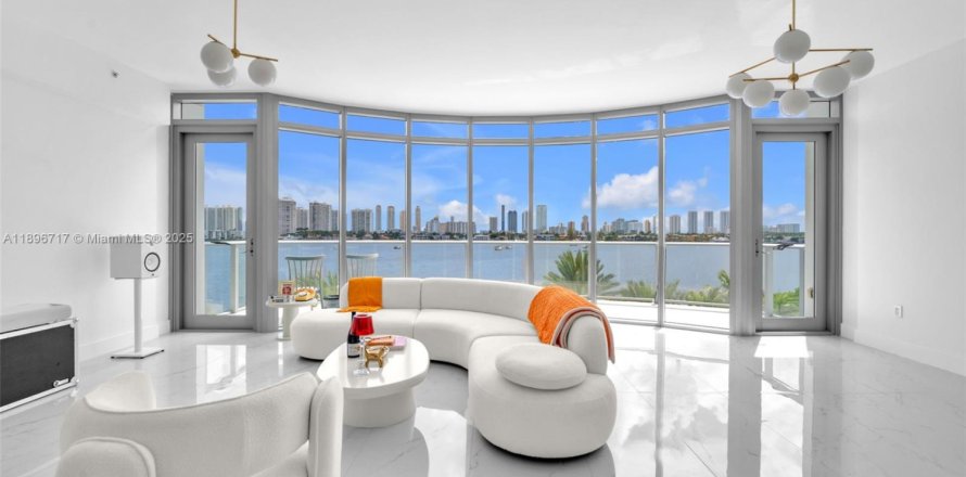 Кондоминиум с 2 спальнями в Норт-Майами-Бич, Флорида № 1952027