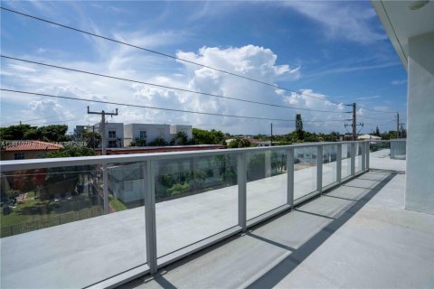 Снять в аренду квартиру в Майами-Бич, Флорида 2 спальни, 90.49м2, № 1967282 - фото 24