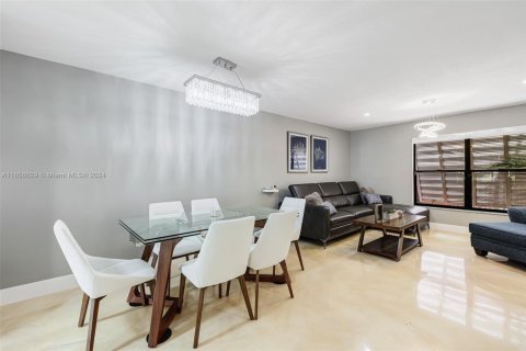 Townhouse in Pembroke Pines, Florida 3 bedrooms, 155.33 sq.m. № 1868201 - photo 13