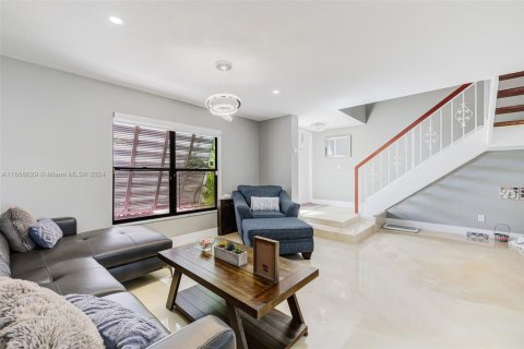 Townhouse in Pembroke Pines, Florida 3 bedrooms, 155.33 sq.m. № 1868201 - photo 17