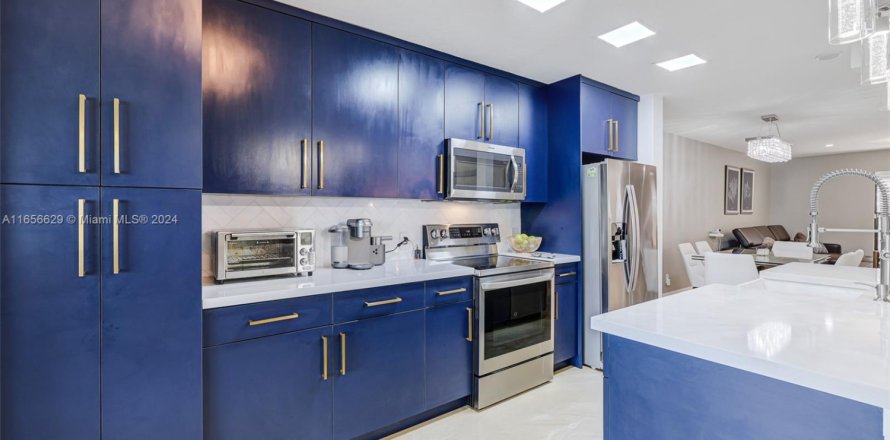 Townhouse in Pembroke Pines, Florida 3 bedrooms, 155.33 sq.m. № 1868201