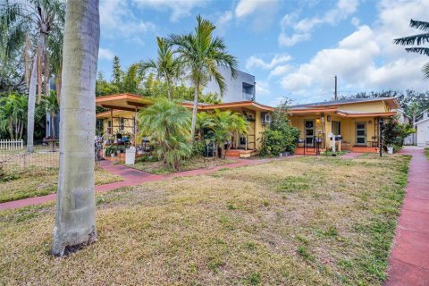 Commercial property in Saint Petersburg, Florida 276.48 sq.m. № 1732977 - photo 14