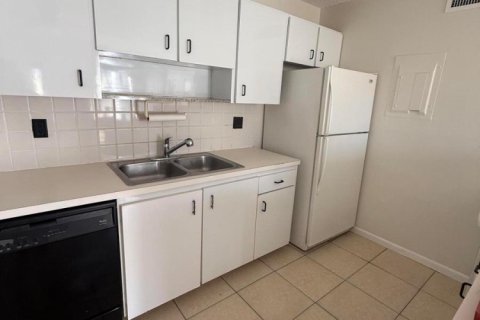 Condo in West Palm Beach, Florida, 1 bedroom № 2188098 - photo 2