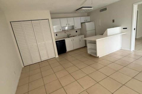 Condo in West Palm Beach, Florida, 1 bedroom № 2188098 - photo 5