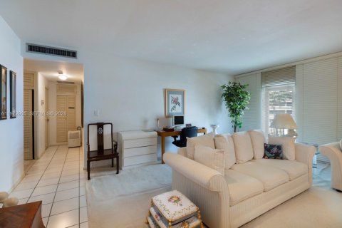Condominio en venta en Miami, Florida, 1 dormitorio, 73.11 m2 № 2033089 - foto 3