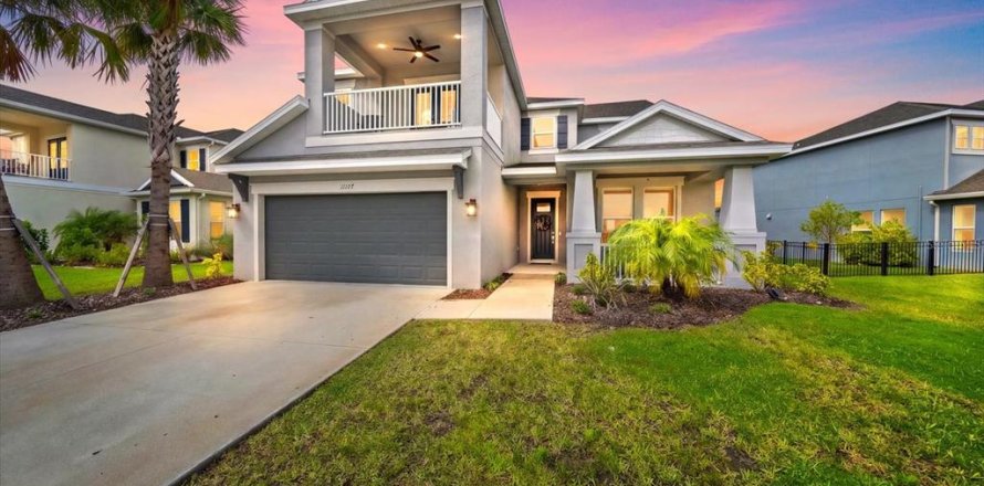 House in Palmetto, Florida 5 bedrooms, 317.17 sq.m. № 2396392