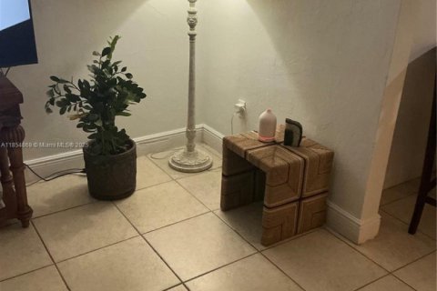 House in Miami, Florida 2 bedrooms, 159.42 sq.m. № 2023039 - photo 14