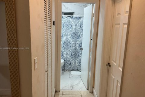 House in Miami, Florida 2 bedrooms, 159.42 sq.m. № 2023039 - photo 13