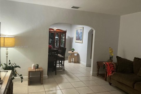 House in Miami, Florida 2 bedrooms, 159.42 sq.m. № 2023039 - photo 7