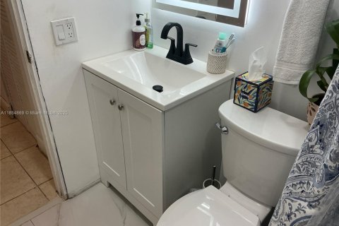 House in Miami, Florida 2 bedrooms, 159.42 sq.m. № 2023039 - photo 21