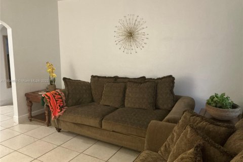 House in Miami, Florida 2 bedrooms, 159.42 sq.m. № 2023039 - photo 8