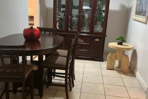 House in Miami, Florida 2 bedrooms, 159.42 sq.m. № 2023039 - photo 15