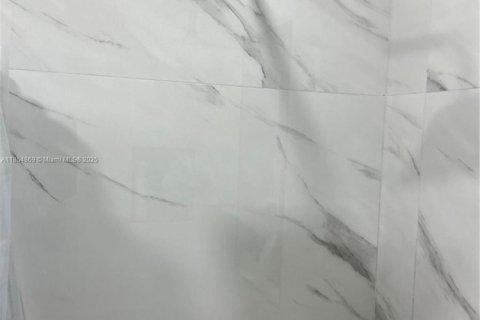 House in Miami, Florida 2 bedrooms, 159.42 sq.m. № 2023039 - photo 24