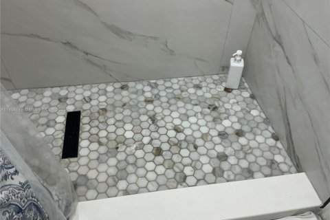 House in Miami, Florida 2 bedrooms, 159.42 sq.m. № 2023039 - photo 22