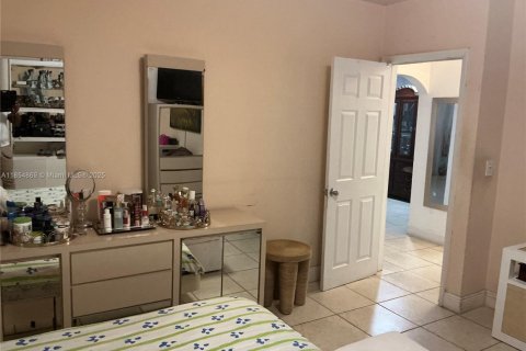 House in Miami, Florida 2 bedrooms, 159.42 sq.m. № 2023039 - photo 9