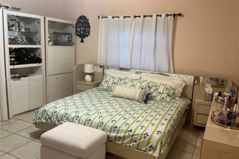 House in Miami, Florida 2 bedrooms, 159.42 sq.m. № 2023039 - photo 12