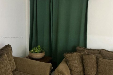 House in Miami, Florida 2 bedrooms, 159.42 sq.m. № 2023039 - photo 16