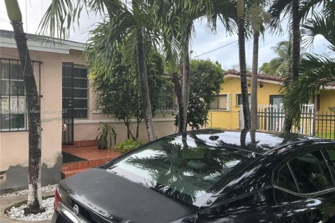 House in Miami, Florida 2 bedrooms, 159.42 sq.m. № 2023039 - photo 5