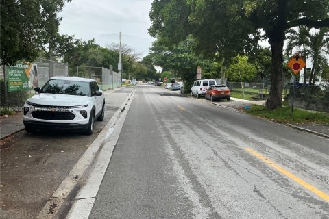 House in Miami, Florida 2 bedrooms, 159.42 sq.m. № 2023039 - photo 1