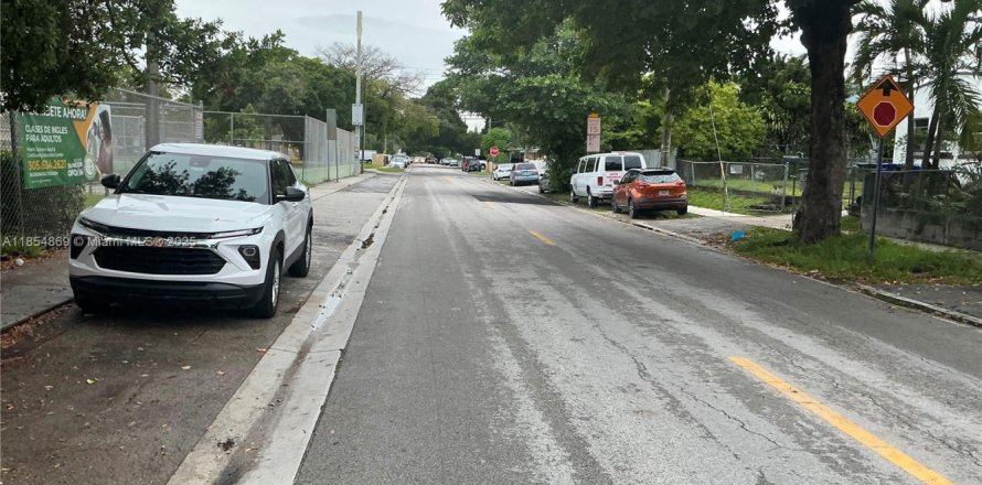 House in Miami, Florida 2 bedrooms, 159.42 sq.m. № 2023039