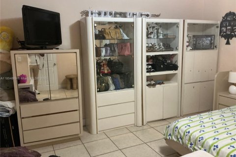 House in Miami, Florida 2 bedrooms, 159.42 sq.m. № 2023039 - photo 10