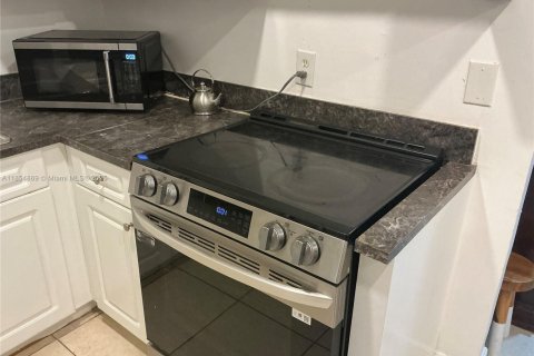 House in Miami, Florida 2 bedrooms, 159.42 sq.m. № 2023039 - photo 19