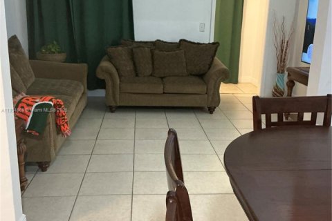 House in Miami, Florida 2 bedrooms, 159.42 sq.m. № 2023039 - photo 17