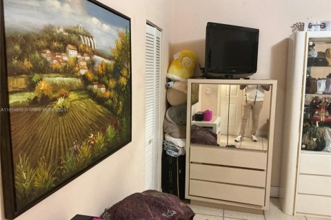 House in Miami, Florida 2 bedrooms, 159.42 sq.m. № 2023039 - photo 11