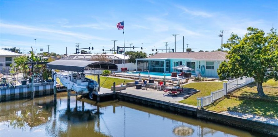 House in Port Charlotte, Florida 2 bedrooms, 145.67 sq.m. № 1732935
