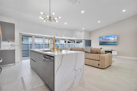 Villa ou maison à vendre à Miami, Floride: 3 chambres, 177.63 m2 № 1715277 - photo 2